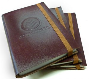 Caderneta em couro com elastico para brinde, personalizada com logo em baixo relevo