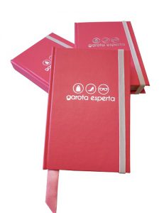 caderneta tipo moleskine, para rascunho, personalizada em hot stamping e fechamento com elastico para garota esperta