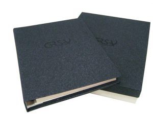 caderno encadernado com wire-o interno para brindea, acompanhando a caixa personalizada em hot stamping